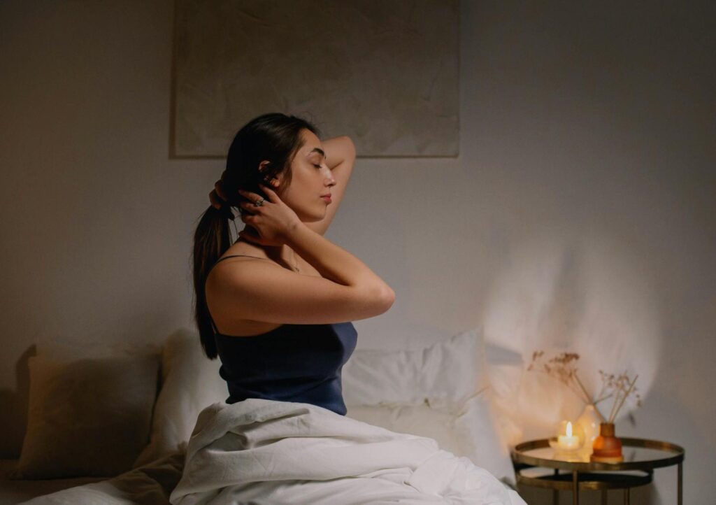 Visual diagram showing unresolved tasks, anticipatory anxiety, and perfectionism as triggers for racing thoughts at night